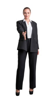 Resmi takım elbiseli, gülümseyen çekici iş kadını el sıkışmak için elini uzatıyor. Beyaz arkaplanda izole