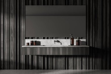 Gri ahşap duvarda lavabo, büyük ayna ve banyo aksesuarları olan banyo. Modern stil banyo iç dekorasyonu lavabo, jel ve sabun, 3 boyutlu.