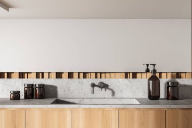 Lavabosu açık ahşap duvarda, büyük aynası ve banyo aksesuarları olan banyo. Modern stil banyo içi lavabo, jel ve sabun ile kaplı, 3 boyutlu, insan içermeyen.