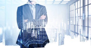 Çapraz el ele tutuşan işadamı, modern panoramik uluslararası ofiste poz veriyor. Gelirleri artırmak için ticaret stratejisini nasıl optimize edeceğimizi düşünüyoruz. Eski çizelge. Çifte maruziyet. New York