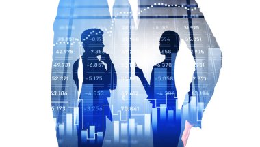 Yeni ticaret stratejisi geliştirmek için birlikte çalışan iki işadamı. Borsa değişiklikleri, finansal bar çizelgeleri. Çifte maruziyet. İnternet ticareti kavramı