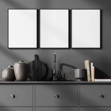 Gri raflı yemek odası, dekorasyonlu mutfak gereçleri. Üç boş poster gri duvarda, üç boyutlu, kimseyi göstermiyor.