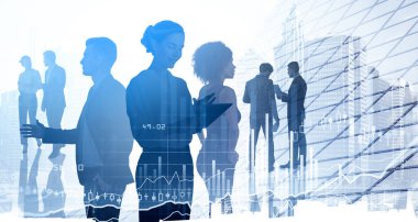 Çeşitli iş adamları birlikte çalışıyor. Gökdelenler, borsa, şamdanlar, dinamikler, bar çizelgeleri, çifte maruz kalma. Mali danışmanlık ve danışmanlık kavramı