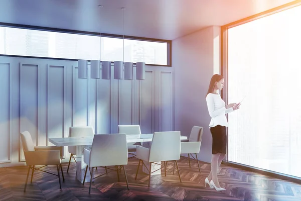 Mujer Negocios Con Internet Pie Navegando Smartphone Sala Reuniones Corporativa — Foto de Stock