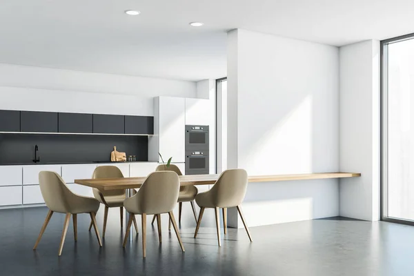 Helle Küche Mit Holztisch Beigen Sesseln Auf Betonboden Und Regal — Stockfoto