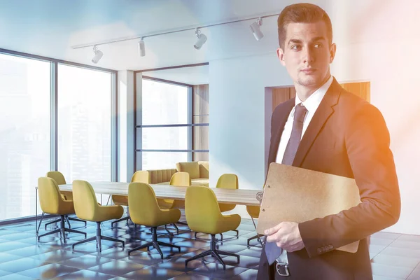 Hombre Negocios Con Portapapeles Está Pensando Próxima Reunión Corporativa Sala — Foto de Stock