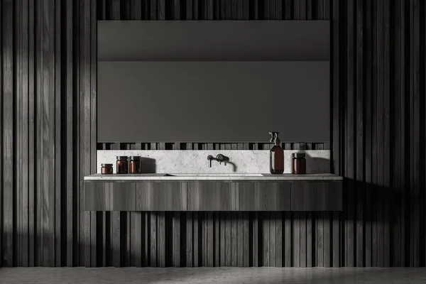 带有水槽 灰色的木制墙壁 大镜子和浴室配件 带有洗脸盆 凝胶和肥皂的现代风格浴室内部 3D渲染 — 图库照片