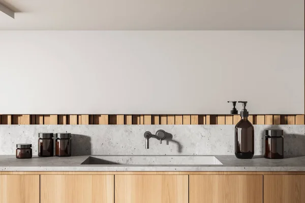 Banheiro Com Pia Parede Madeira Leve Espelho Grande Acessórios Banho — Fotografia de Stock