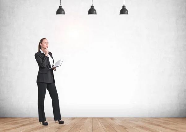 Longitud Completa Atractiva Mujer Joven Reflexiva Está Sosteniendo Cuaderno Reflexionar — Foto de Stock