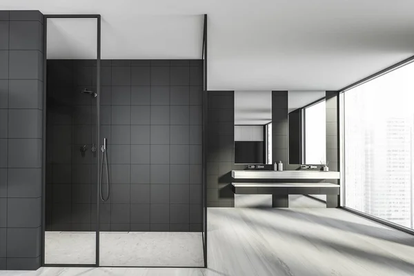 현대식 디자인의 내부에 샤워실 싱크대 카운터 수도꼭지가 파노라마 나무로 응접실 — 스톡 사진