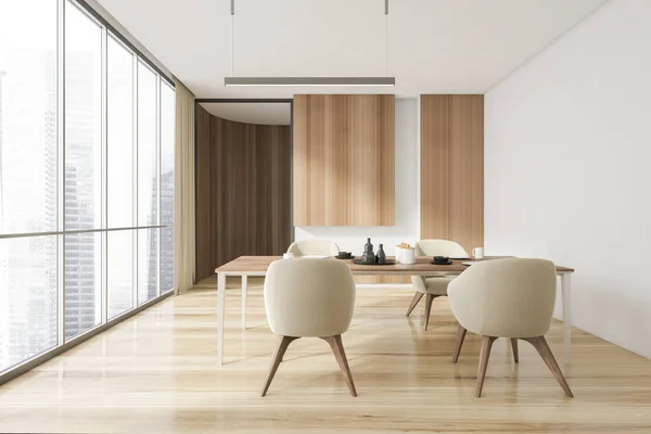 デザインテーブルと4つのベージュの椅子とダイニングルームのスタイリッシュな木製のインテリア 家の装飾のミニマリズムスタイル 寄木細工の床 街の景色を望むパノラマの窓 3Dレンダリング — ストック写真