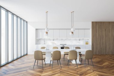 Beyaz ve ahşap duvarları, ahşap zemini, beyaz tezgahları ve dolapları ve bej sandalyeli uzun beyaz mermer masası olan şık bir mutfak. 3d oluşturma