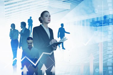 Ofisteki takım elbiseli kadın, deftere yazı yazıyor, iş ortağının takım çalışması. Grafik çizelgesi ve oklarla değişiyor. Büyüyen pazar, ağ ve analiz kavramı