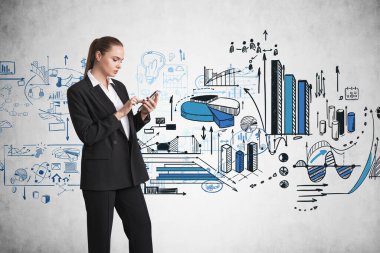 Ofisteki kadın elinde akıllı telefon kullanıyor. İş stratejisi planı, grafik değişiklikleri ve dinamikleri olan mavi çizim, turta ve bar. Finansal analiz ve teknoloji kavramı