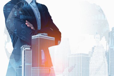 Takım elbiseli, çapraz kollu bir iş adamı. Çift pozlama, New York şehir merkezindeki gökdelenler ve dijital arayüzlü hologram küresi. Uluslararası iş ve takım çalışması kavramı