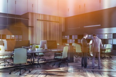 Modern ofiste birlikte çalışan iki genç iş adamının portresi. Liderlik ve iş hayatı kavramı. Tonu ayarlanmış resim