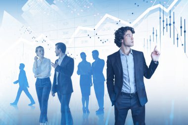 Genç CEO ve ekibi HUD finansal grafikleri ve HUD arayüzü üzerinde çalışıyor. Takım çalışması ve borsa kavramı. Tonu ayarlanmış resim