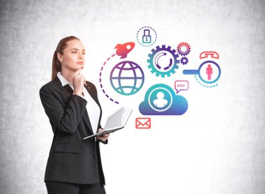 Siyah takım elbiseli çekici bir iş kadını elinde bir not defteri tutuyor ve gelecekteki kariyerini düşünüyor. İş optimizasyonu kavramı. Çarklı roket ve sosyal medya simgesiyle renkli iş çizimleri