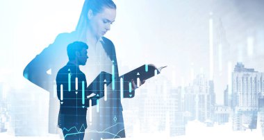 İş adamları grafik çizgileri ve şamdanlar inceliyor. Eski dinamik ve iş binaları, çift pozlama. Mali danışman ve ticaret kavramı