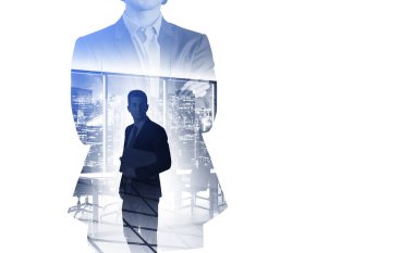 Takım elbiseli işadamının çapraz kollu pozu. İş ortaklarının siluetleri içeride. Şehir merkezindeki New York gece gökdelenleri, şehir manzarası. Uluslararası iş kavramı