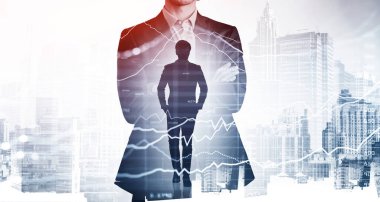 Çapraz pozisyondaki iş adamı. Ceplerini dolduran bir meslektaşım arka planda çalışıyor. Şirketin satışını artırmak için iş sürecini nasıl optimize edeceğimizi düşünüyoruz. Çizelgeler. New York geçmişi