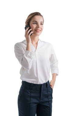 Kafkasyalı genç bir iş kadınının akıllı telefondan konuşurken çekilmiş yarım boy portresi. İletişim ve iş konuşması kavramı