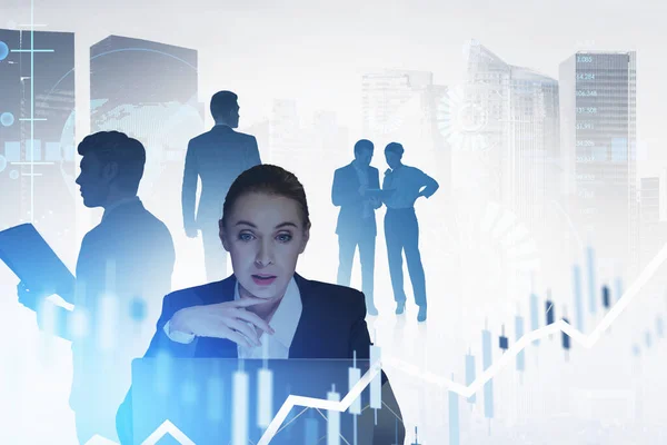 デバイス 上昇矢印と燭台を持つオフィスの女性 背景にパートナー デジタルアイコン 高層ビルとのチームワーク 金融とコミュニケーションの概念 — ストック写真