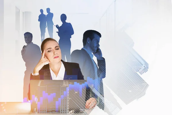 Bürokauffrau Denken Mit Gerät Steigenden Graphen Und Börsendynamik Teamwork Mit — Stockfoto