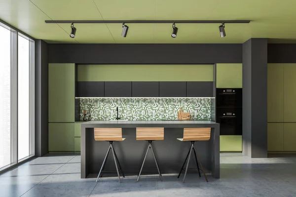 时尚客厅和厨房的内部 有绿色和灰色的墙壁 混凝土地面 靠近马赛克墙的有凳子的酒吧和模糊的城市景观的窗户 3D渲染 — 图库照片