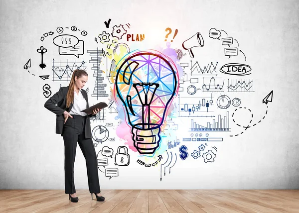 Donna Ufficio Con Quaderno Mano Concentrata Lampadina Dalle Idee Dalla — Foto Stock