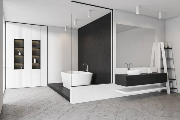 Interior Sala Banho Branca Com Banheira Branca Prateleira Com Acessórios — Fotografia de Stock