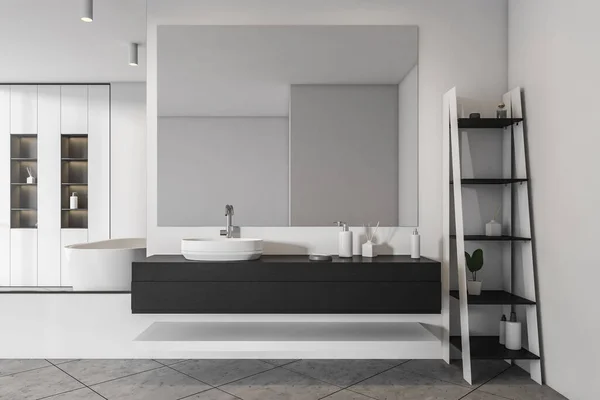 Bagno Interno Bianco Con Lavabo Specchio Mensola Con Accessori Vista — Foto Stock