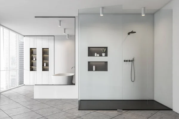 Cam Duşlu Beyaz Banyo Odası Aksesuarlı Raf Gri Fayanslı Zemin — Stok fotoğraf