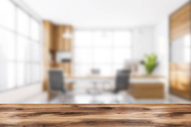 Ön planda ahşap masa, masa ve masaüstü bilgisayarlı bulanık ofis danışma odasının arka planı. Mobilya ve pencere, ürünün gösterimi için model