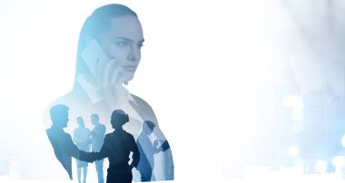 İş kadını konuşması, akıllı telefon kullanımı, insanların iki kez görünmesi, gökdelenler. Şirket takım çalışması kavramı