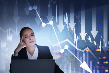 Takım elbiseli bir kadın oturmuş, ekrana bakıyor. Borsa negatif istatistikler, düşen çizgiler ve şamdanlar, çifte maruz kalma. Tahmin ve risk yönetimi kavramı
