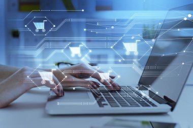 Ofisteki kadın ellerini klavyeye koydu, devre ve sepetlerin bağlantısını iki kez gösterdi. Teknoloji kavramı ve online alışveriş, düzen yerleştirme