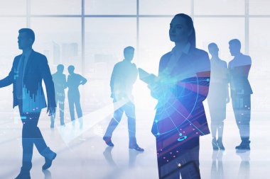 Not defteri ve ortakları olan iş kadını, gökdelenlerin ve dijital ağ hologramının iki katına çıkarılması, tonlu görüntü. Takım çalışması ve uluslararası iletişim kavramı