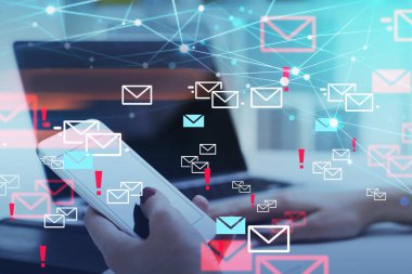 Dizüstü bilgisayarı ve cihazı olan genç bir ofis kadını. Gelen e-postalarına ve spam mektuplarına iki kez maruz kalmış. Teknoloji ve çevrimiçi bağlantı kavramı