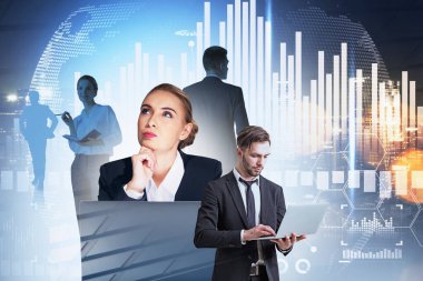 Teknolojisi olan, çalışan ve düşünen ofis çalışanları, dünya küresi ile borsa hologramı. Gece dünya çapında takım çalışması, dijital ikonlar ve gökdelenler. Uluslararası şirket kavramı