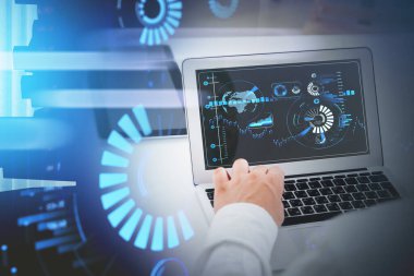 Ofisinde dizüstü bilgisayar kullanan bir iş adamının elleri. İki kat yüksek çözünürlüklü HUD arayüzü var. Teknoloji ve ticaret kavramı. Tonu ayarlanmış resim