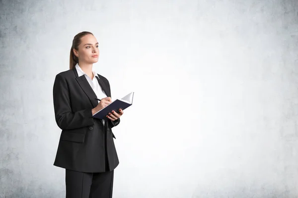 Kantoorvrouw Met Notitieboekje Handen Zakenpak Geconcentreerde Look Pensive Manager Maakt — Stockfoto