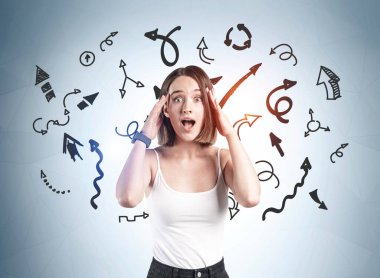 Kadın baskı altında bağırıyor ve başını eliyle tutuyor. Farklı oklar ve farklı yönlere bakarken kafam karıştı. Kariyer ve karar verme kavramı