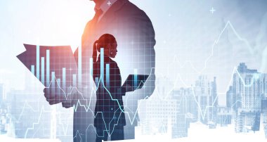 Ofis çalışanları cihaz ve iş raporlarıyla çalışıyor, şehir baro şeması ve arka planında gökdelenler var. Borsa değişiyor. Mali analiz ve rapor kavramı