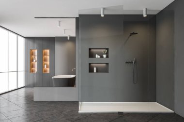 Cam duşlu gri banyo odası, aksesuarlı raf. Döşeme beton döşeme ve duvarda jel ve şişelerle askı. Şehir görünümlü panoramik pencereler, 3B görüntüleme