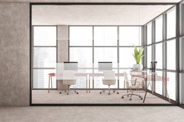 Beton duvarları ve zemini, panoramik pencereleri ve yanında beyaz sandalyeler olan bilgisayar masaları olan çatı katı tarzı bir ofis. 3d oluşturma