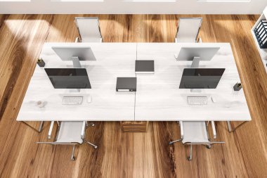 Beyaz duvarlı modern ofis manzarası, ahşap zemin, beyaz bilgisayar masaları ve klasörlü kitaplık. 3d oluşturma