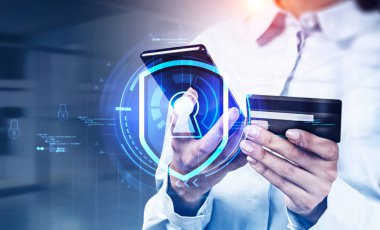 Akıllı telefonu ve kredi kartı olan bir ofis kadını, bulanık ofis odasında ağ sembollü bir ikon kilitle. Güvenli online alışveriş, işlemler. Siber güvenlik ve ödeme kavramı