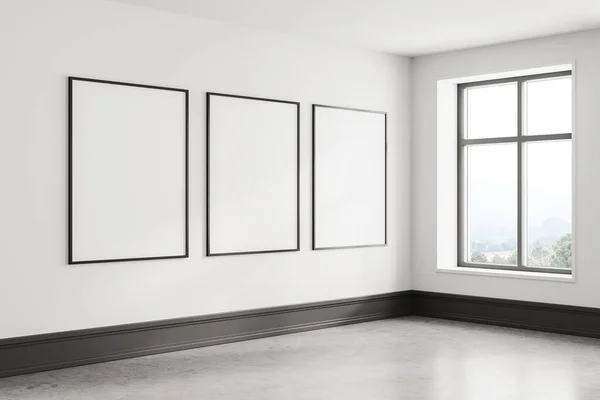 石の床 黒い台座 ぼやけた山の景色を望む窓のある空の白い部屋のコーナー インテリアデザイン 不動産 広告やマーケティングのコンセプト 3Dレンダリング3つのモックアップポスターフレーム — ストック写真