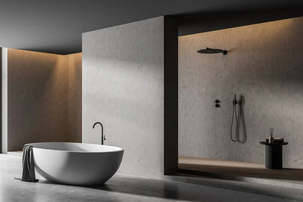 Interior Banheiro Escuro Com Banheira Branca Chuveiro Minimalista Vista Lateral — Fotografia de Stock